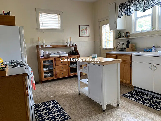 32 Oak St, Unit 1A in Somerville, MA - Building Photo - Building Photo