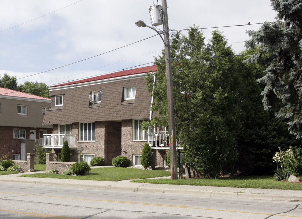 Oakington Place in Burlington, ON - Building Photo