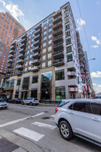 1 E 8th St, Unit 407 in Chicago, IL - Building Photo - Building Photo