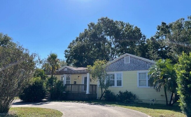 property at 804 W Woodlawn Ave