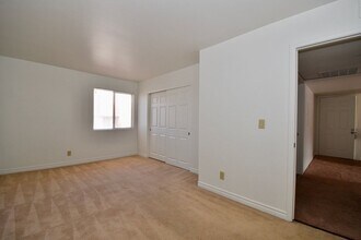 5499 Indian River Dr in Las Vegas, NV - Building Photo - Building Photo