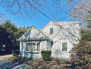 105 Spring St in Lexington, MA - Foto de edificio - Building Photo