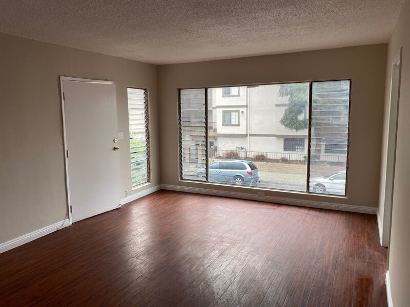 1112 E 27th St in Los Angeles, CA - Building Photo