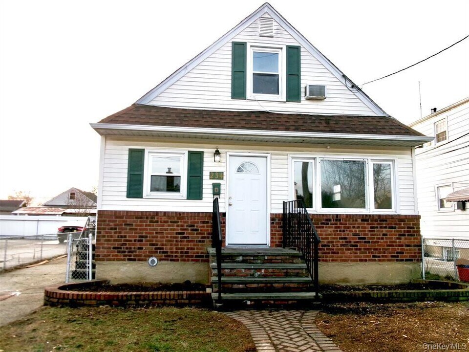 234 Doherty Ave in Elmont, NY - Building Photo