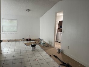 13485 SW 28th St in Miami, FL - Foto de edificio - Building Photo