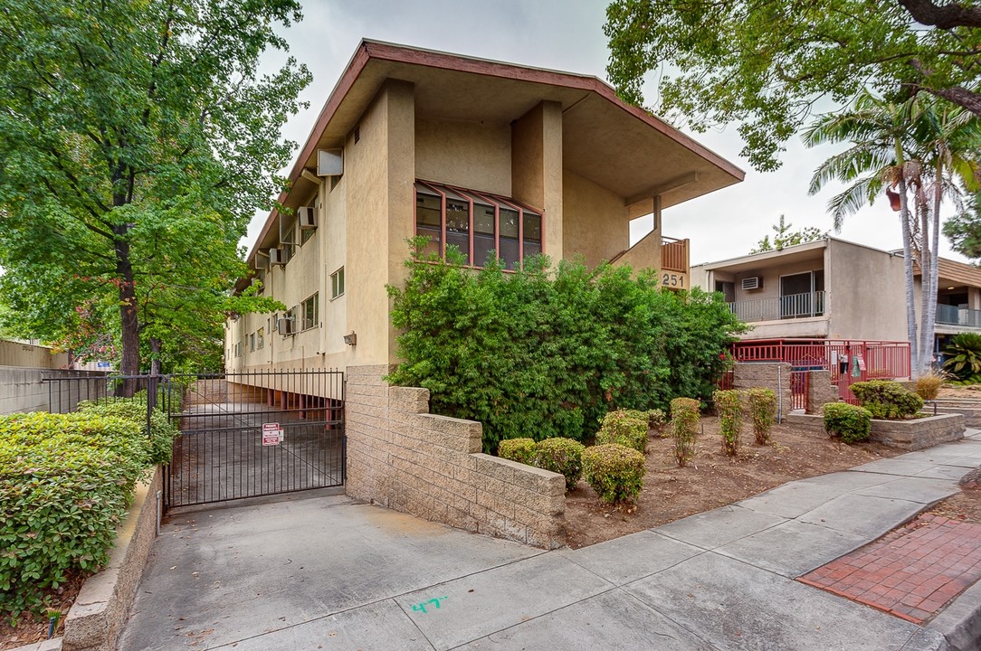 251 N Oakland Ave in Pasadena, CA - Foto de edificio