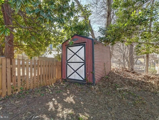 302 Harris Rd in Charlottesville, VA - Foto de edificio - Building Photo