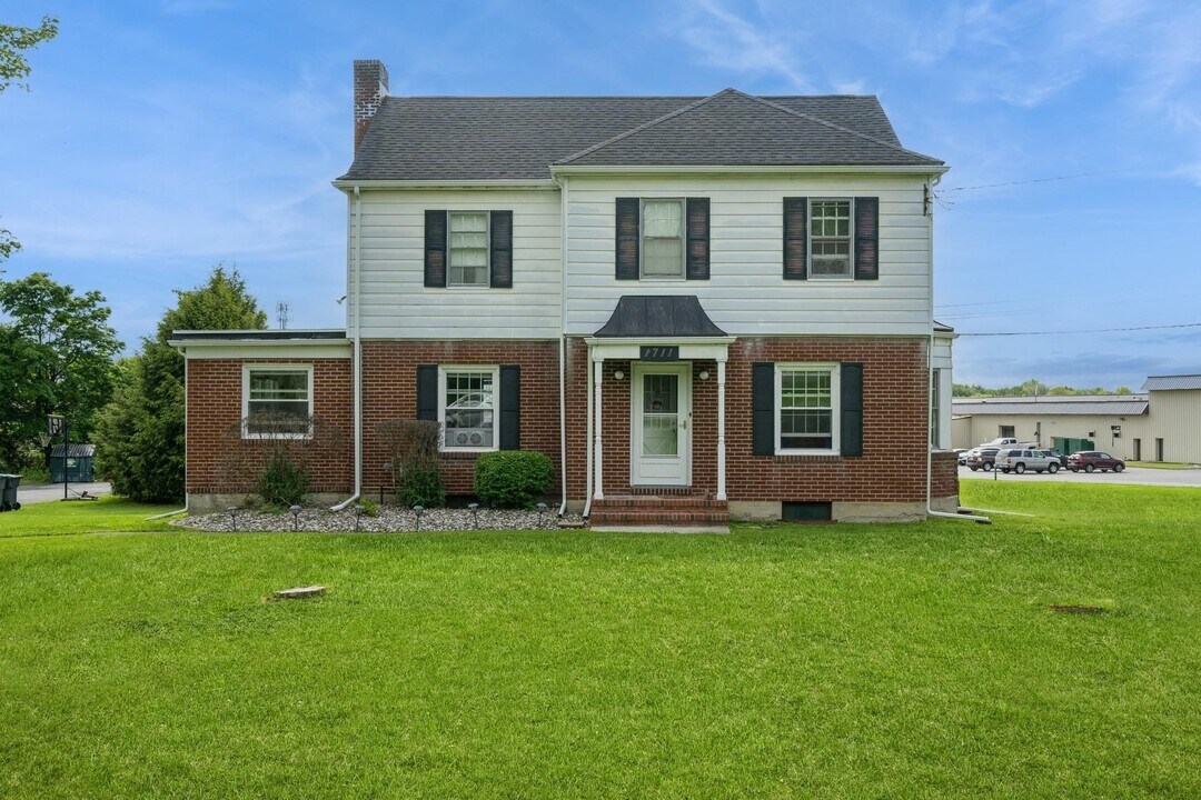 1711 NY-17A in Florida, NY - Building Photo