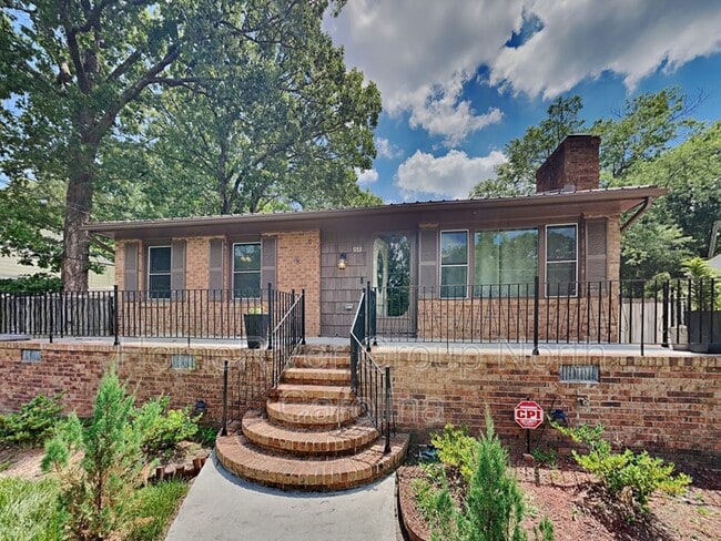 933 Graham St