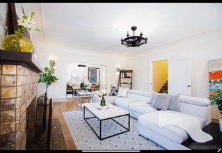 2009 S Victoria Ave in Los Angeles, CA - Building Photo - Building Photo