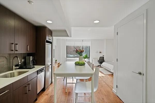 property at 260 W 26th St