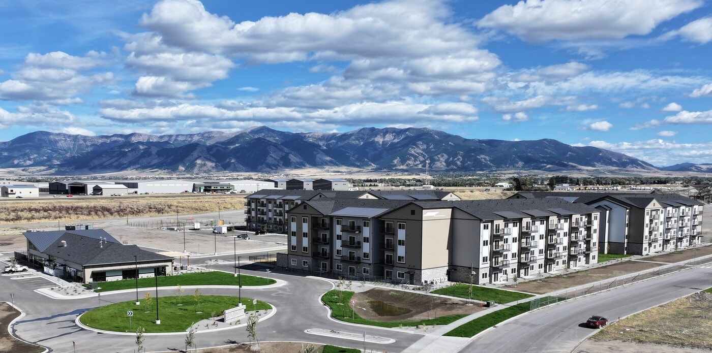 Yellowstone Landing in Belgrade, MT - Foto de edificio