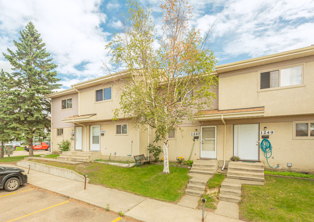 Hermitage III in Edmonton, AB - Building Photo