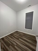 240 W 24th St, Unit 2F in Chicago, IL - Building Photo - Building Photo
