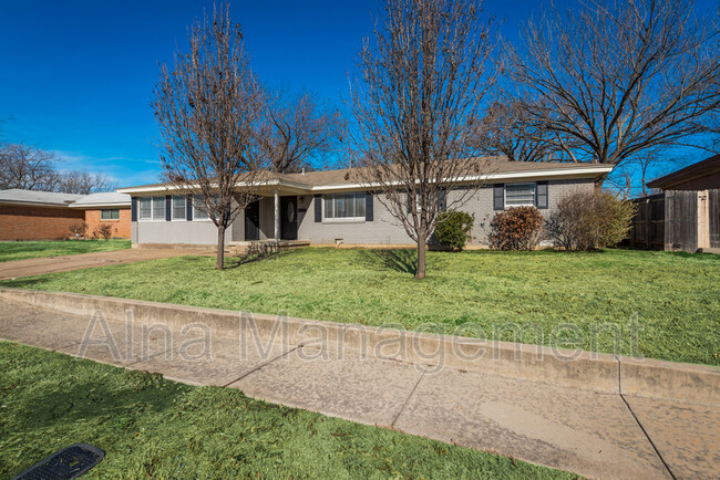 345 James Ln in Bedford, TX - Building Photo - Building Photo