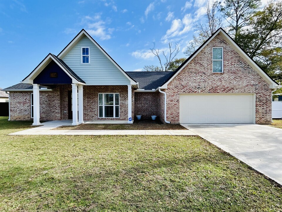 1138 N Texas St in Deridder, LA - Foto de edificio