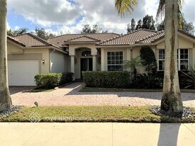 8444 S Lake Forest Dr in Davie, FL - Building Photo