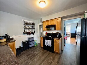37 Sterling St, Unit 2 in Somerville, MA - Building Photo - Building Photo