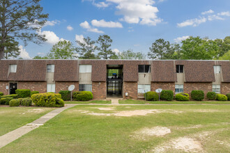 East Lake Apartments in Albany, GA - Foto de edificio - Building Photo