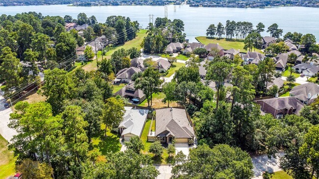 12635 Lakeshore Dr in Montgomery, TX - Foto de edificio - Building Photo