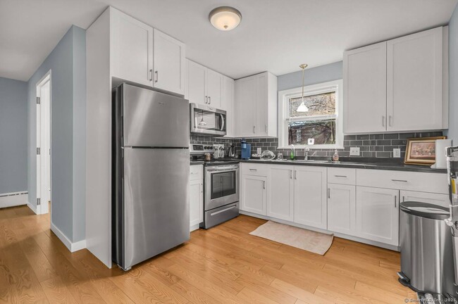 52 Montowese Ave in North Haven, CT - Building Photo - Building Photo