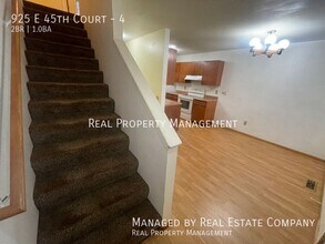 925 E 45th Ct in Anchorage, AK - Foto de edificio - Building Photo