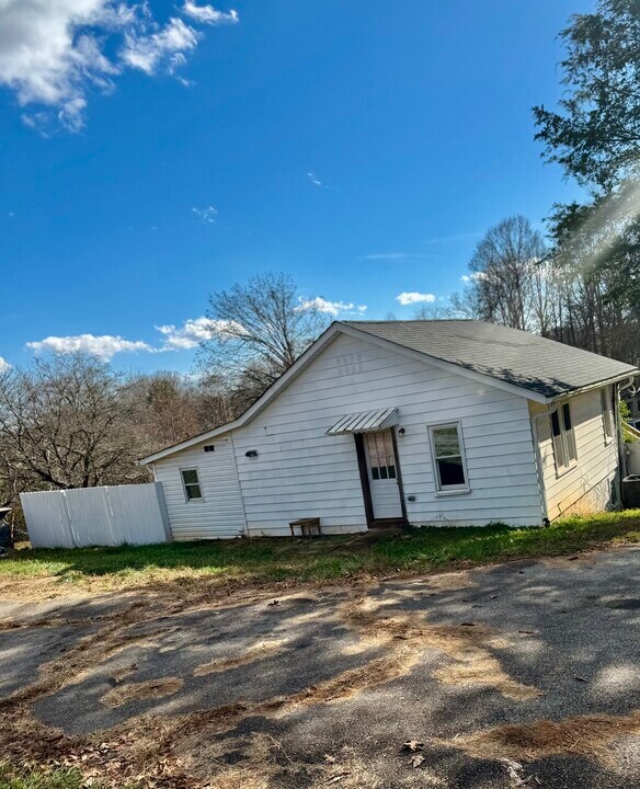 460 Prospect Dr in North Wilkesboro, NC - Foto de edificio