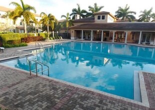 929 SW 147th Ave in Pembroke Pines, FL - Foto de edificio - Building Photo