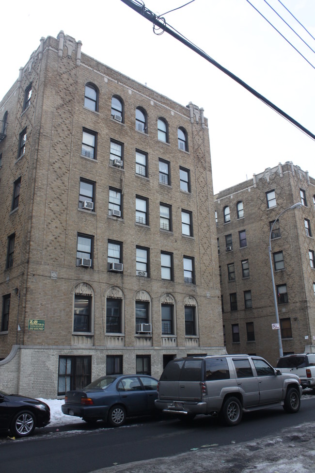 2120 Tiebout Ave in Bronx, NY - Building Photo - Building Photo