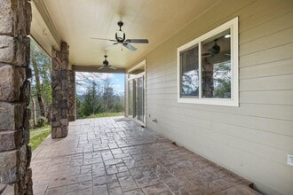 940 Palomino Dr in Grants Pass, OR - Building Photo - Building Photo