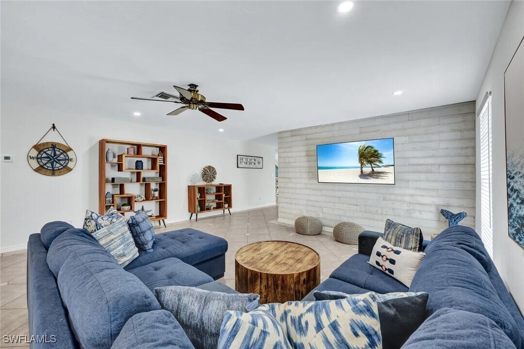 724 102nd Ave N in Naples, FL - Building Photo