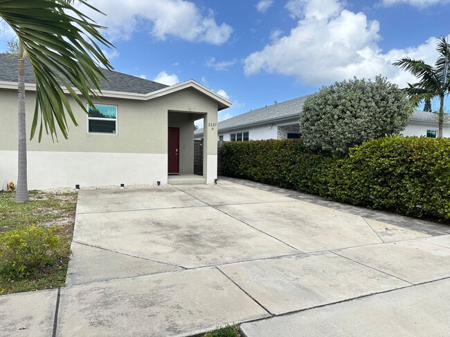 2137 Madison St in Hollywood, FL - Building Photo - Building Photo