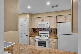 390 Crawford St in Eatontown, NJ - Building Photo - Building Photo