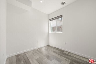 158 Mariposa Ave, Unit 1S in Los Angeles, CA - Foto de edificio - Building Photo