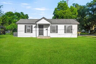 2102 N Galveston Ave in Pearland, TX - Building Photo
