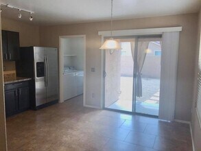 2425 E Hazeltine Way in Chandler, AZ - Building Photo - Building Photo