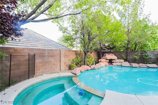 1008 Meadowleah St in Las Vegas, NV - Building Photo - Building Photo
