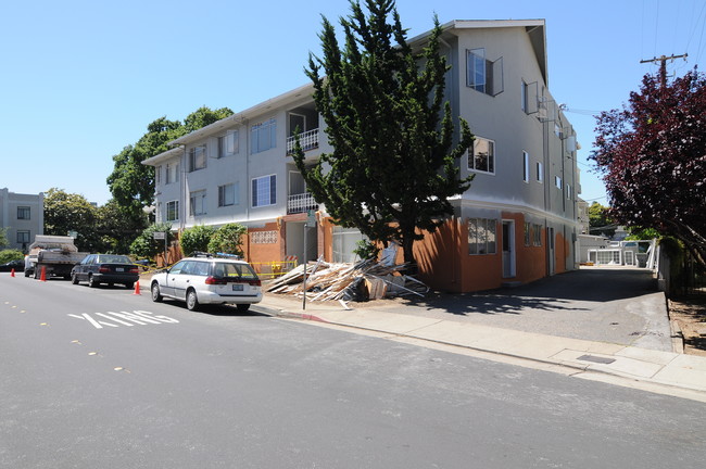 100 Dartmouth Rd in San Mateo, CA - Building Photo - Building Photo