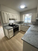 65 W 10th St-Unit -t65/101 in Clovis, CA - Building Photo - Building Photo