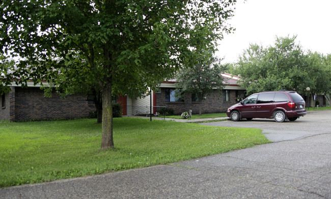 Prairie Manor in Lester Prairie, MN - Foto de edificio - Building Photo