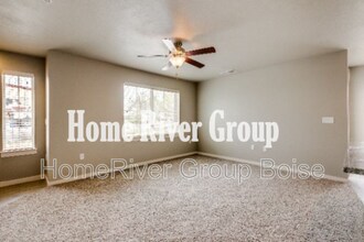 811 E Wandering Ln in Kuna, ID - Building Photo - Building Photo