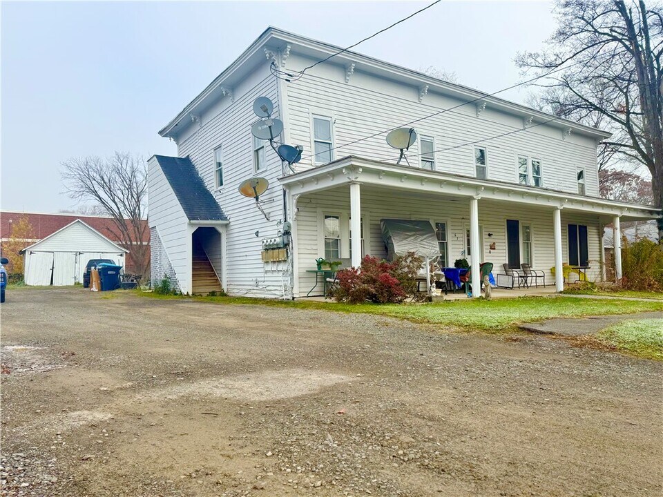 67 Main St in Laurens, NY - Building Photo