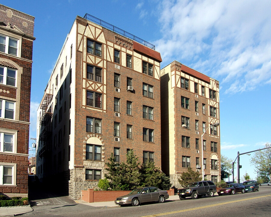 Shakespeare Apartments in West New York, NJ - Building Photo