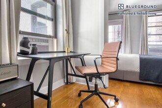 118 Christopher St, Unit FL4-ID1162 in New York, NY - Building Photo - Building Photo