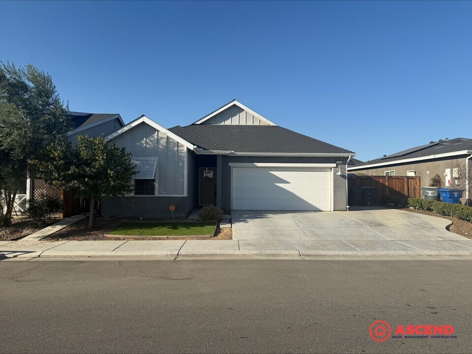 9634 Silver Falls Ln in Shafter, CA - Building Photo