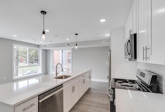 1309 S 52nd St in Philadelphia, PA - Building Photo - Interior Photo