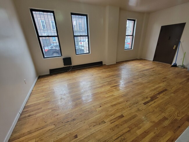 107 E 93rd St, Unit 2F in Brooklyn, NY - Building Photo - Building Photo