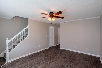 Woodland Manor Condominiums in Columbia, TN - Foto de edificio - Interior Photo