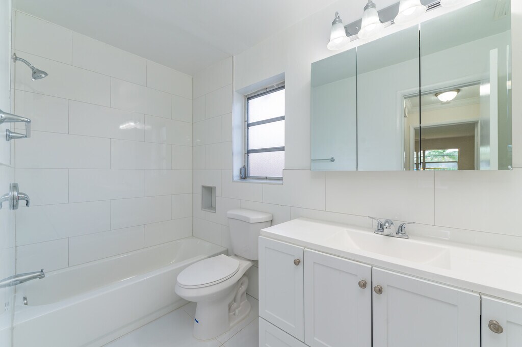 Lomar Apartments in Hollywood, FL