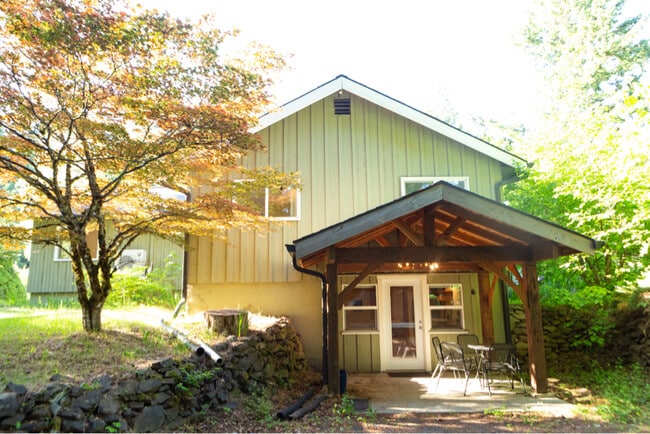 1002 Jessup Rd in Bingen, WA - Building Photo - Building Photo